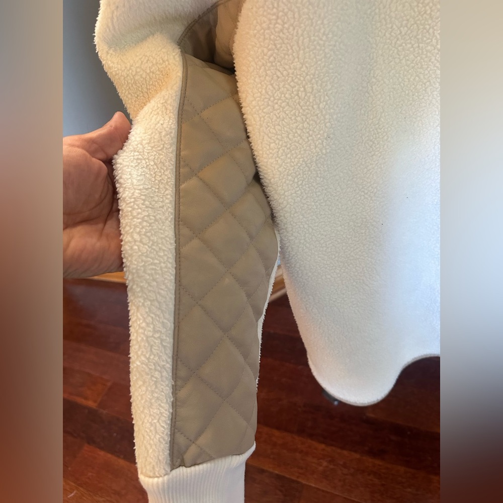 SOLD ON XPOSTAbercrombie & Fitch Cream & Tan Quilted Pullover. Small. EUC. - Picture 7 of 16
